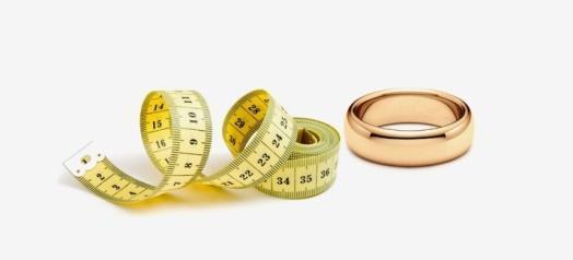 Измерение размер кольца с помощью метра.