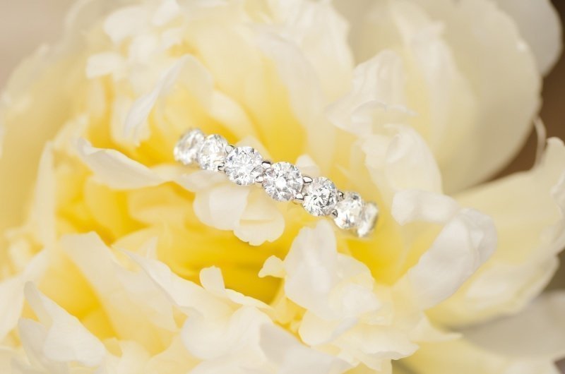 Золотое обручальное кольцо с дорожкой камней AOG-WR-0026-CZ из Белое золото от Ювелирный салон Art of glow 1
