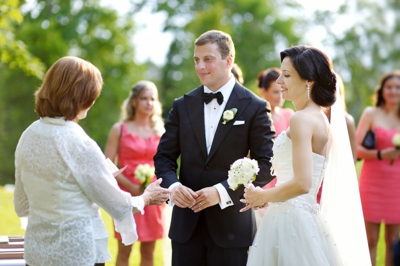 Мать невесты поздравляет молодоженов со свадьбой.