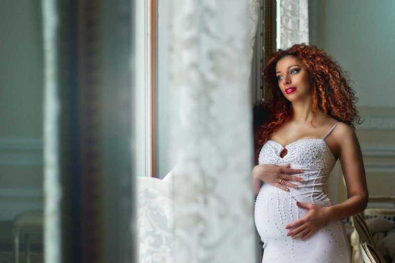 Фотосессия беременной женщины дома.