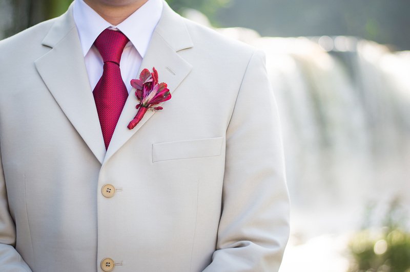 Ярко-алый галстук отлично сочетается со светлым костюмом.