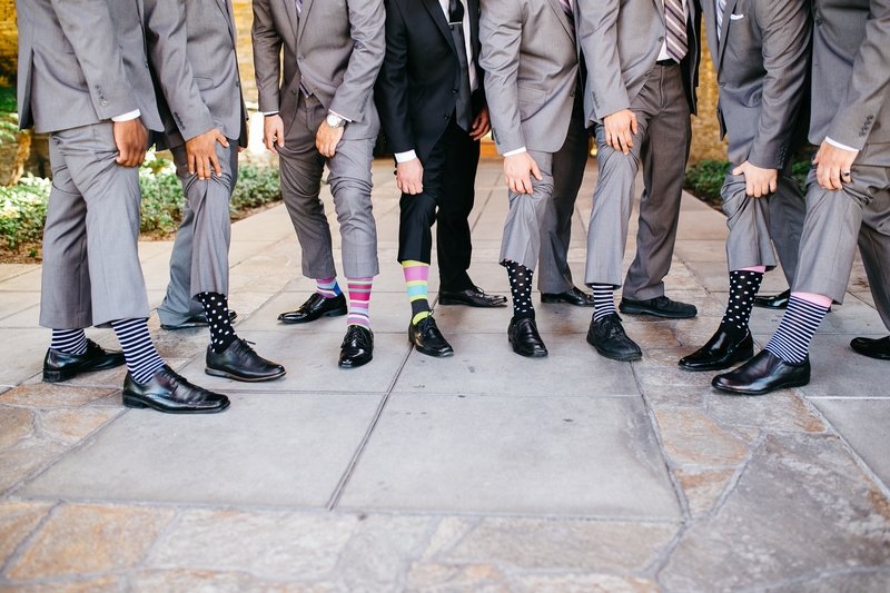 Необычные узоры носков со строгим костюмом на свадьбу.