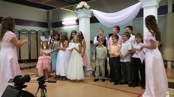 Детский хор исполняет песню поздравление на свадьбе.