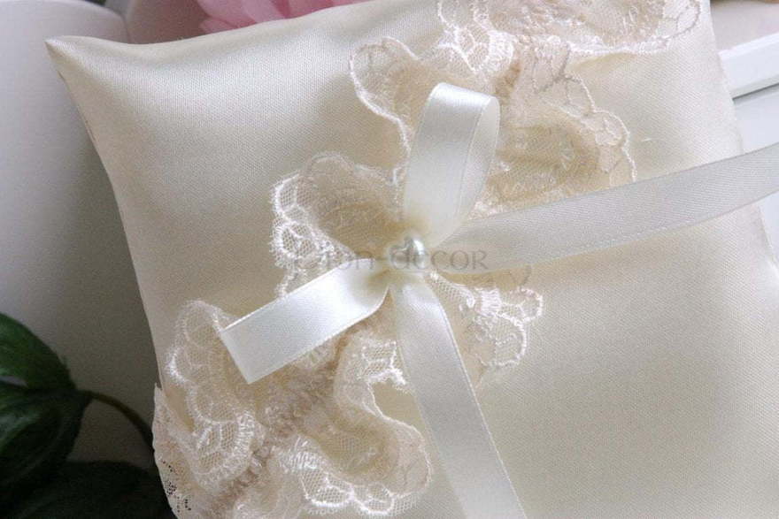 Подушечка Айвори с кружевом от  2