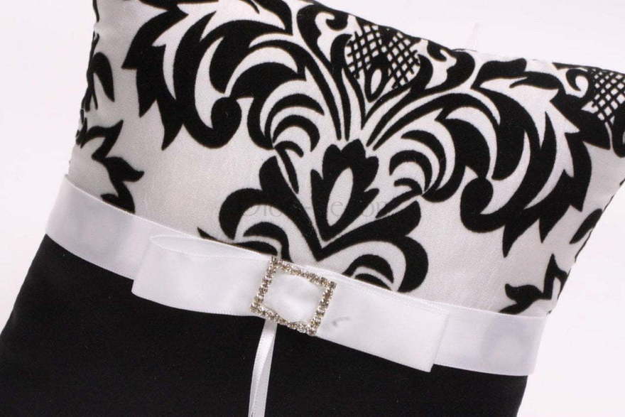 Подушечка Черные узоры от  2