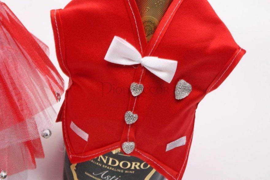 Красные наряды на бутылки от  3