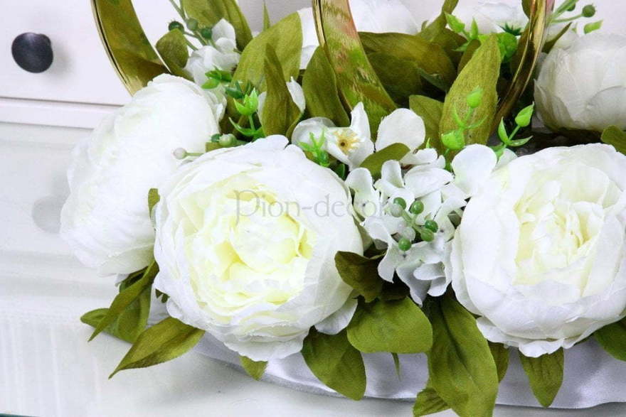 Белые пионы на авто от  2