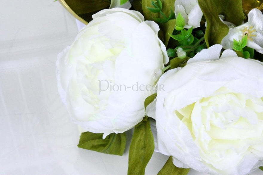 Белые пионы на авто от  3