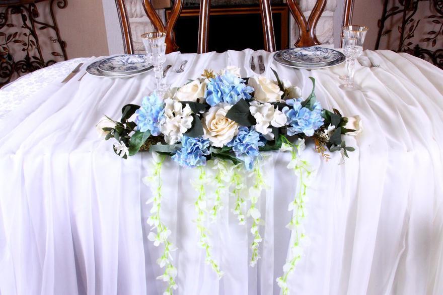 Композиция на стол жениха и невесты Роза и голубая гортензия от  3