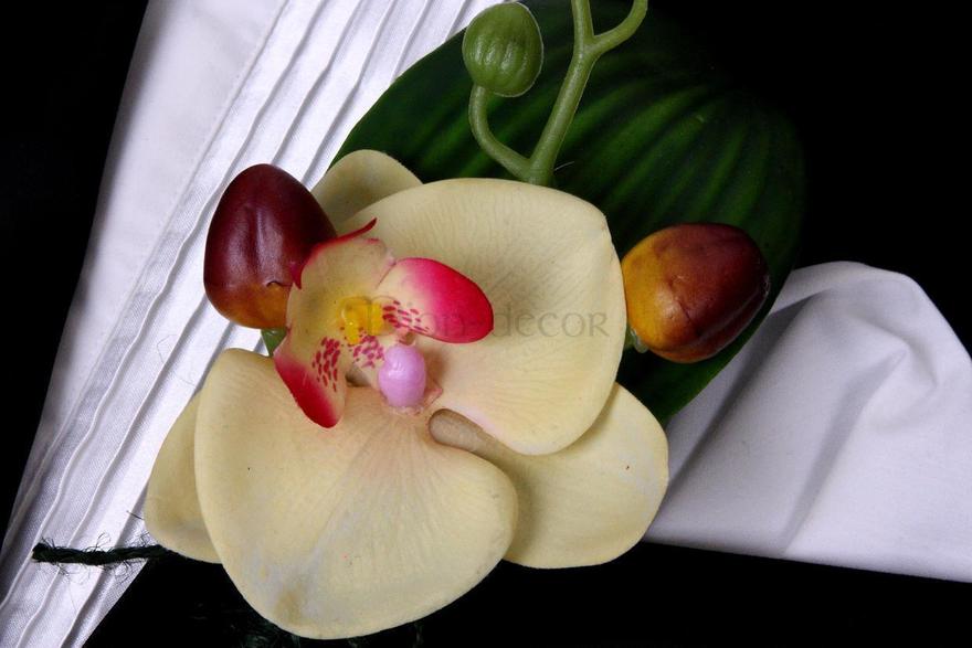 Бутоньерка Орхидея айвори от  3