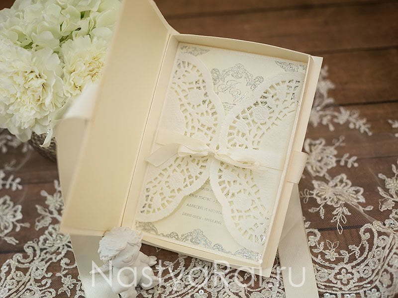 Открытка Кремовое приглашение-шкатулка от  3