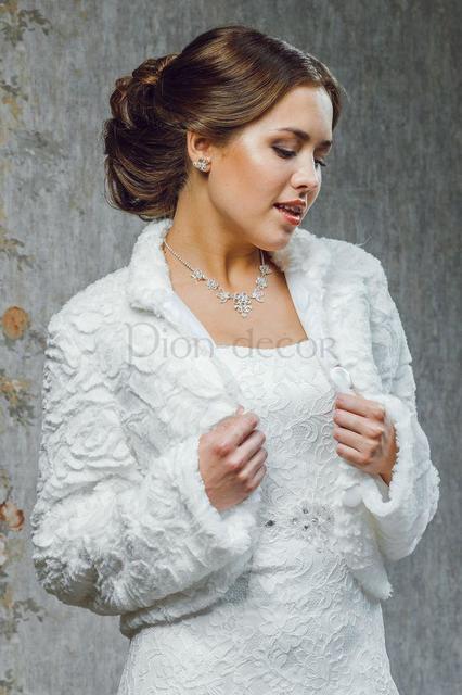 Шубка с пионовым рисунком белая от  2