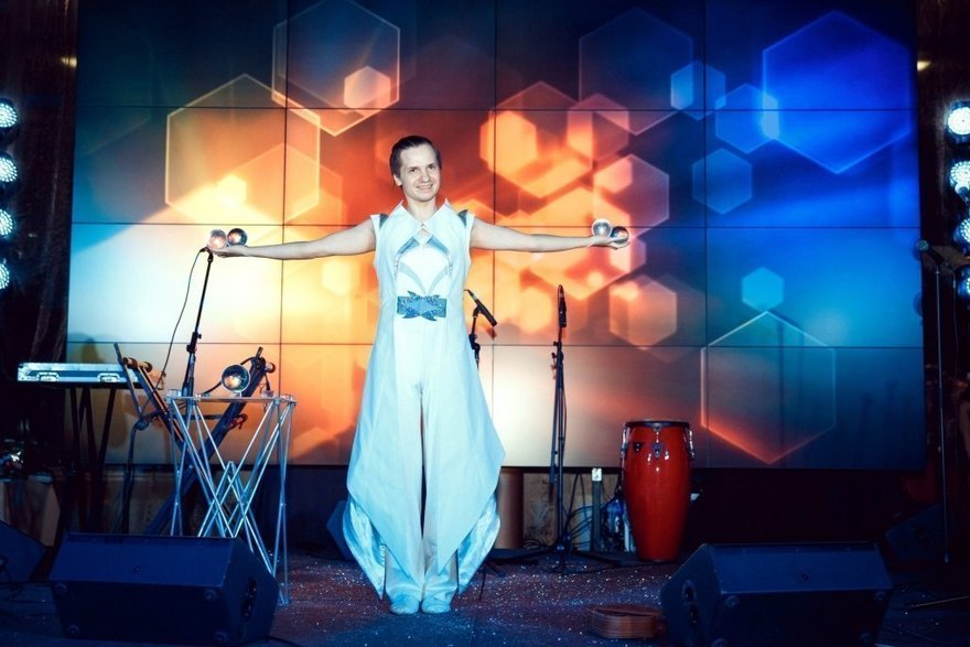 Контактное жонглирование на свадьбу от Aurum show 6