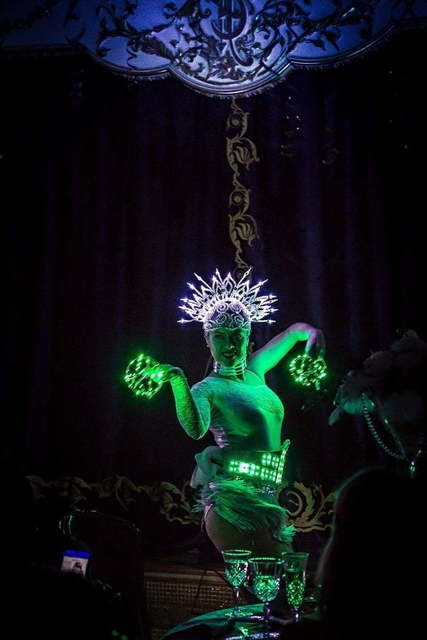 Световое шоу Гэтсби на свадьбу от Show Obertaeva 10