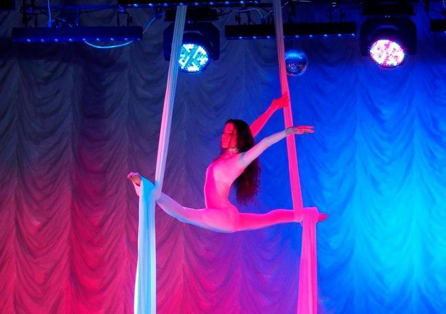 Сomic juggler, musician, aerial silk на свадьбу от Show Obertaeva 3