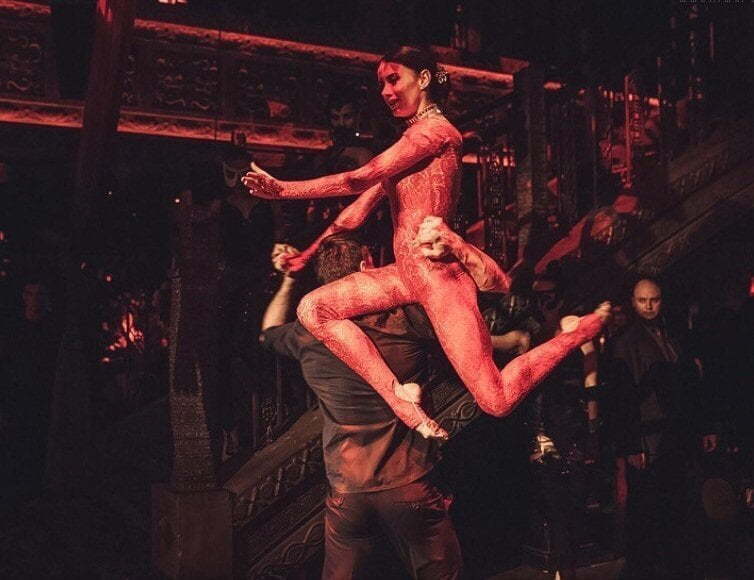 Акробатический дуэт на свадьбу от Show Obertaeva 5