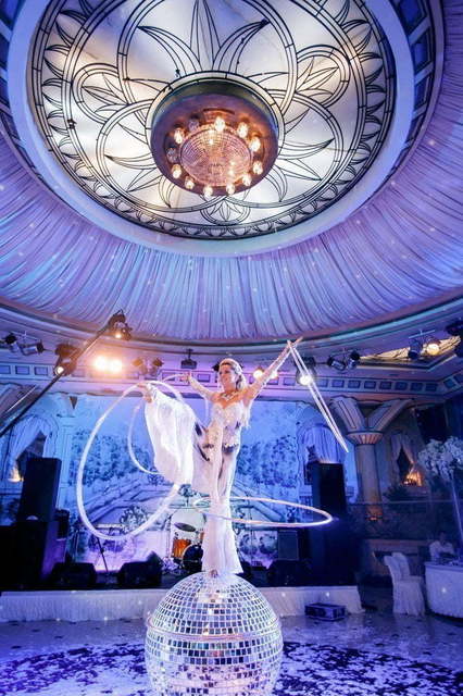 Оригинальный номер Девушка на шаре на свадьбу от Show Obertaeva 2