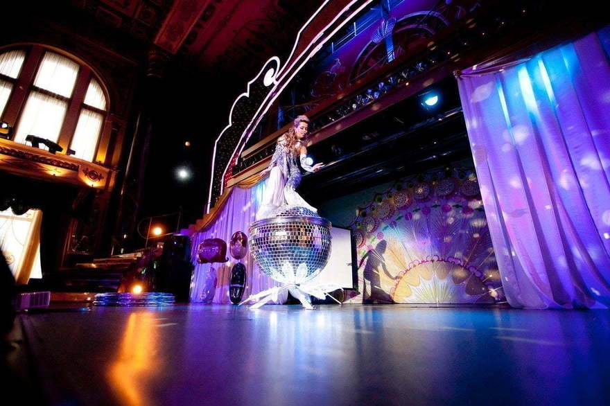 Оригинальный номер Девушка на шаре на свадьбу от Show Obertaeva 6