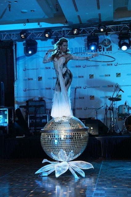 Оригинальный номер Девушка на шаре на свадьбу от Show Obertaeva 8