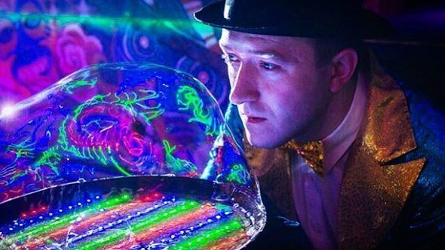 Неоновое шоу мыльных пузырей на свадьбу от Шоу мыльных пузырей Fancy bubbles 3