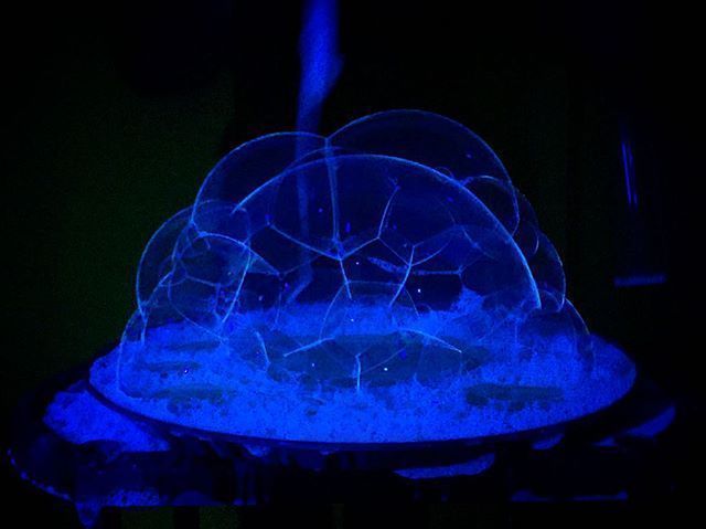 Неоновое шоу мыльных пузырей на свадьбу от Шоу мыльных пузырей Fancy bubbles 4