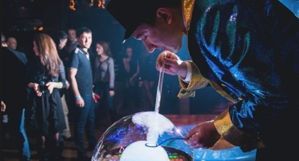 Неоновое шоу мыльных пузырей на свадьбу от Шоу мыльных пузырей Fancy bubbles 5