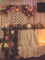 Президиум / Стол молодоженов, Задник за молодоженами в Классика от Студия декора WedMakers 1