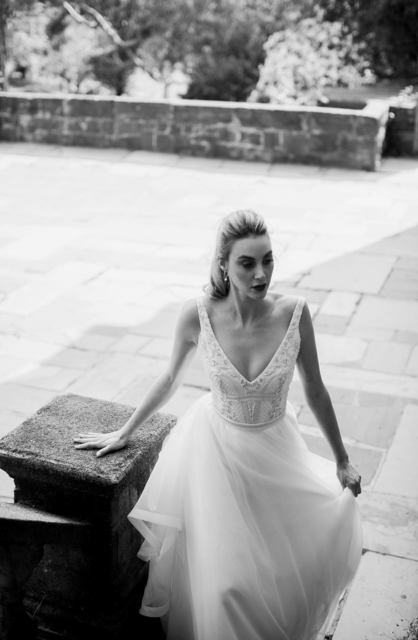 Легкое свадебное платье с лямками и декольте 5563. Силуэт А-силуэт. Цвет Белый / Молочный. Вид 3