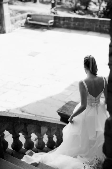 Легкое свадебное платье с лямками и декольте 5563. Силуэт А-силуэт. Цвет Белый / Молочный. Вид 4