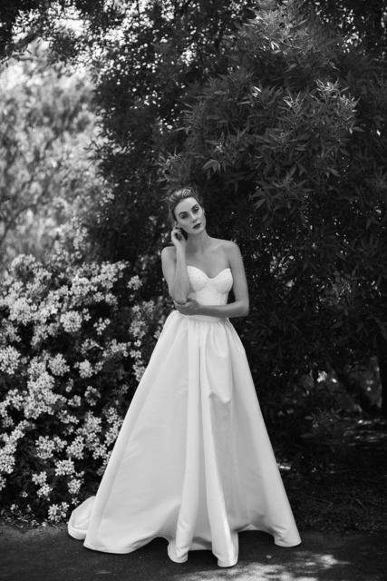 Атласное свадебное платье на корсете без декора 8777. Силуэт А-силуэт. Цвет Белый / Молочный. Вид 1