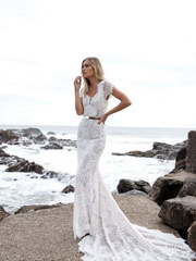 Свадебное платье из гипюра по фигуре 6435. Силуэт Рыбка. Цвет Белый / Молочный. Вид 1