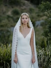 Свадебное платье по фигуре с декольте 4311. Силуэт Рыбка. Цвет Белый / Молочный. Вид 1