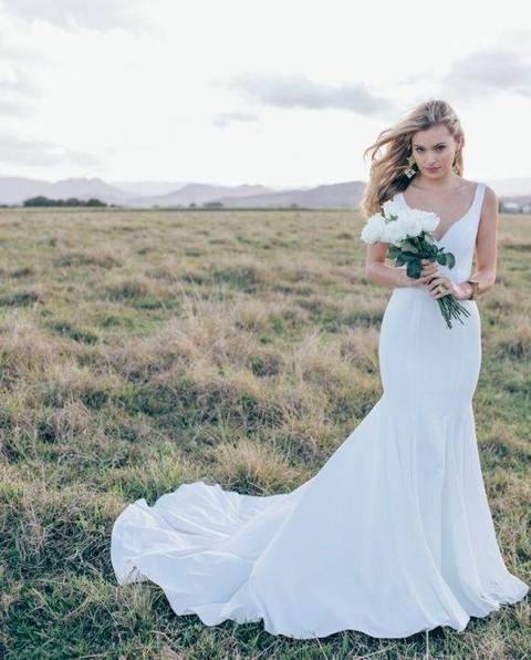 Свадебное платье по фигуре с декольте 4311. Силуэт Рыбка. Цвет Белый / Молочный. Вид 2