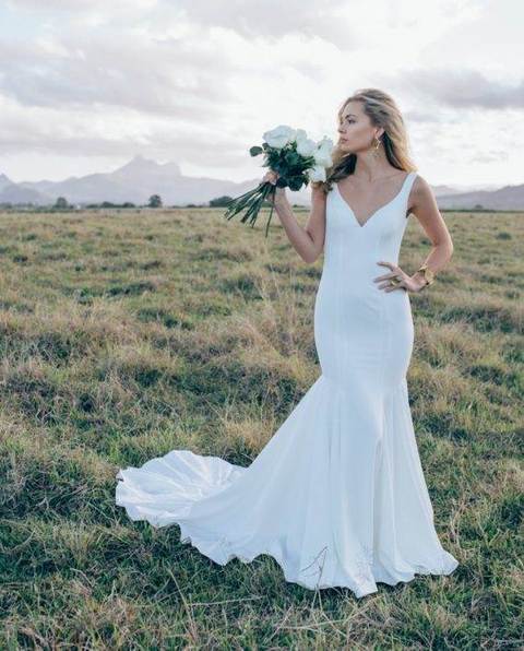 Свадебное платье по фигуре с декольте 4311. Силуэт Рыбка. Цвет Белый / Молочный. Вид 3