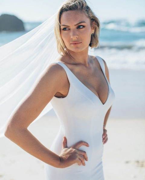 Свадебное платье по фигуре с декольте 4311. Силуэт Рыбка. Цвет Белый / Молочный. Вид 4