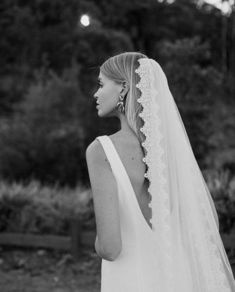 Свадебное платье по фигуре с декольте 4311. Силуэт Рыбка. Цвет Белый / Молочный. Вид 5