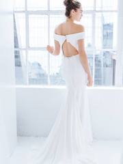 Свадебное платье по фигуре с вырезом лодочка 7398. Силуэт Рыбка. Цвет Белый / Молочный. Вид 2