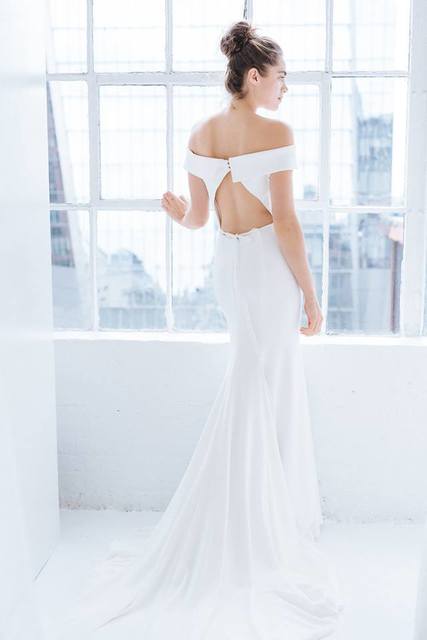 Свадебное платье по фигуре с вырезом лодочка 7398. Силуэт Рыбка. Цвет Белый / Молочный. Вид 2