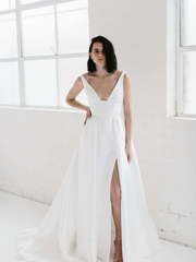 Атласное платье А-силуэт с разрезом Sola. Силуэт А-силуэт. Цвет Белый / Молочный. Вид 1