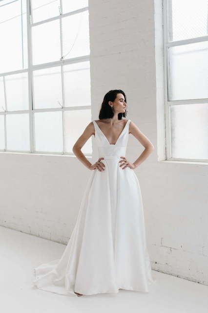 Атласное платье А-силуэт с разрезом Sola. Силуэт А-силуэт. Цвет Белый / Молочный. Вид 2