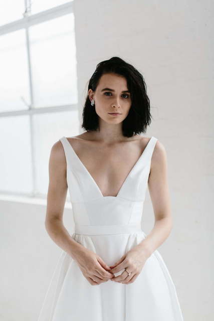 Атласное платье А-силуэт с разрезом Sola. Силуэт А-силуэт. Цвет Белый / Молочный. Вид 4