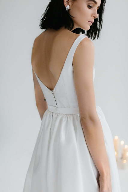 Атласное платье А-силуэт с разрезом Sola. Силуэт А-силуэт. Цвет Белый / Молочный. Вид 5