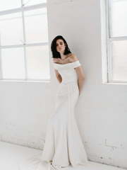 Стильное свадебное платье с открытой спиной и вырезом 7963. Силуэт Рыбка. Цвет Белый / Молочный. Вид 2