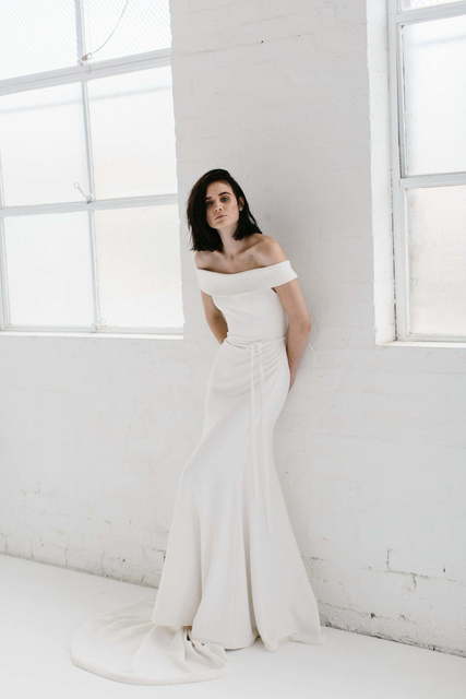 Стильное свадебное платье с открытой спиной и вырезом 7963. Силуэт Рыбка. Цвет Белый / Молочный. Вид 2