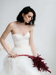 Пышное фатиновое платье на корсете с открытыми плечами 8774. Силуэт Пышное. Цвет Белый / Молочный. Вид 1