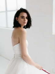 Пышное фатиновое платье на корсете с открытыми плечами 8774. Силуэт Пышное. Цвет Белый / Молочный. Вид 2