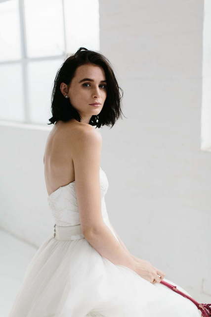 Пышное фатиновое платье на корсете с открытыми плечами 8774. Силуэт Пышное. Цвет Белый / Молочный. Вид 2