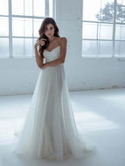 Легкое фатиновое платье на тонких лямках 4554. Силуэт А-силуэт. Цвет Белый / Молочный. Вид 1