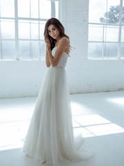 Легкое фатиновое платье на тонких лямках 4554. Силуэт А-силуэт. Цвет Белый / Молочный. Вид 2