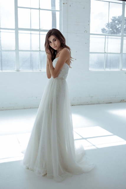 Легкое фатиновое платье на тонких лямках 4554. Силуэт А-силуэт. Цвет Белый / Молочный. Вид 2